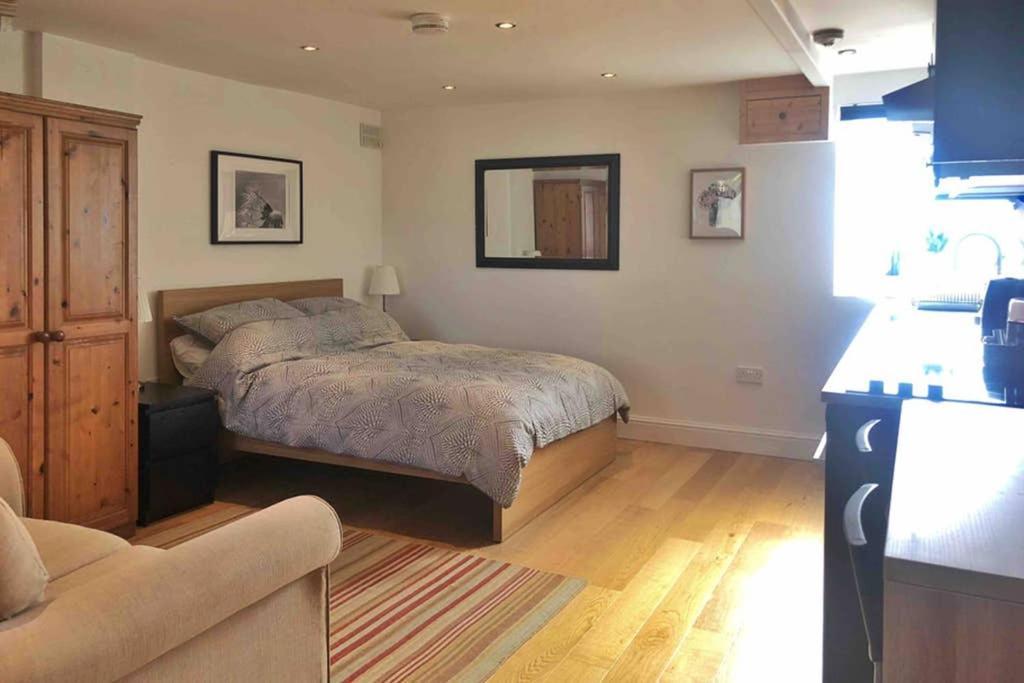 פול Modern Studio Apartment Near Town Centre מראה חיצוני תמונה